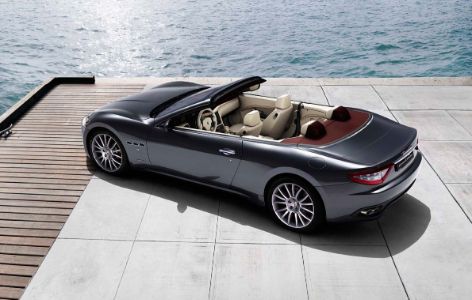 DAS BESONDERE VERDECKDESIGN VERLEIHT DEM GRANCABRIO DIE SILHOUETTE EINES COUPÉS