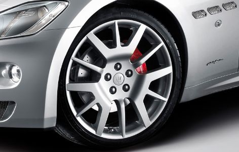 BREMSWEGE EINES SUPERCARS DANK EINER LEISTUNGSSTARKEN BREMSANLAGE VON BREMBO