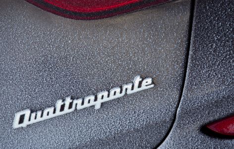 EXKLUSIVE CARBON- UND ALUMINIUM-ELEMENTE BETONEN DIE SPORTLICHE SEITE