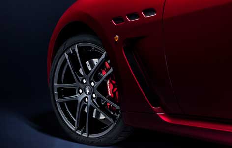 BREMSWEGE EINES SUPERCARS DANK EINER LEISTUNGSSTARKEN BREMSANLAGE VON BREMBO