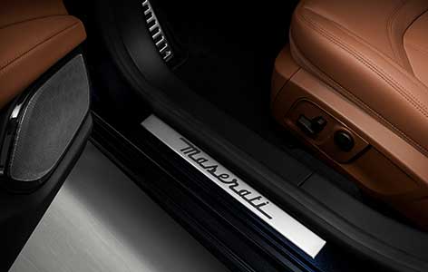 EXKLUSIVE CARBON- UND ALUMINIUM-ELEMENTE BETONEN DIE SPORTLICHE SEITE